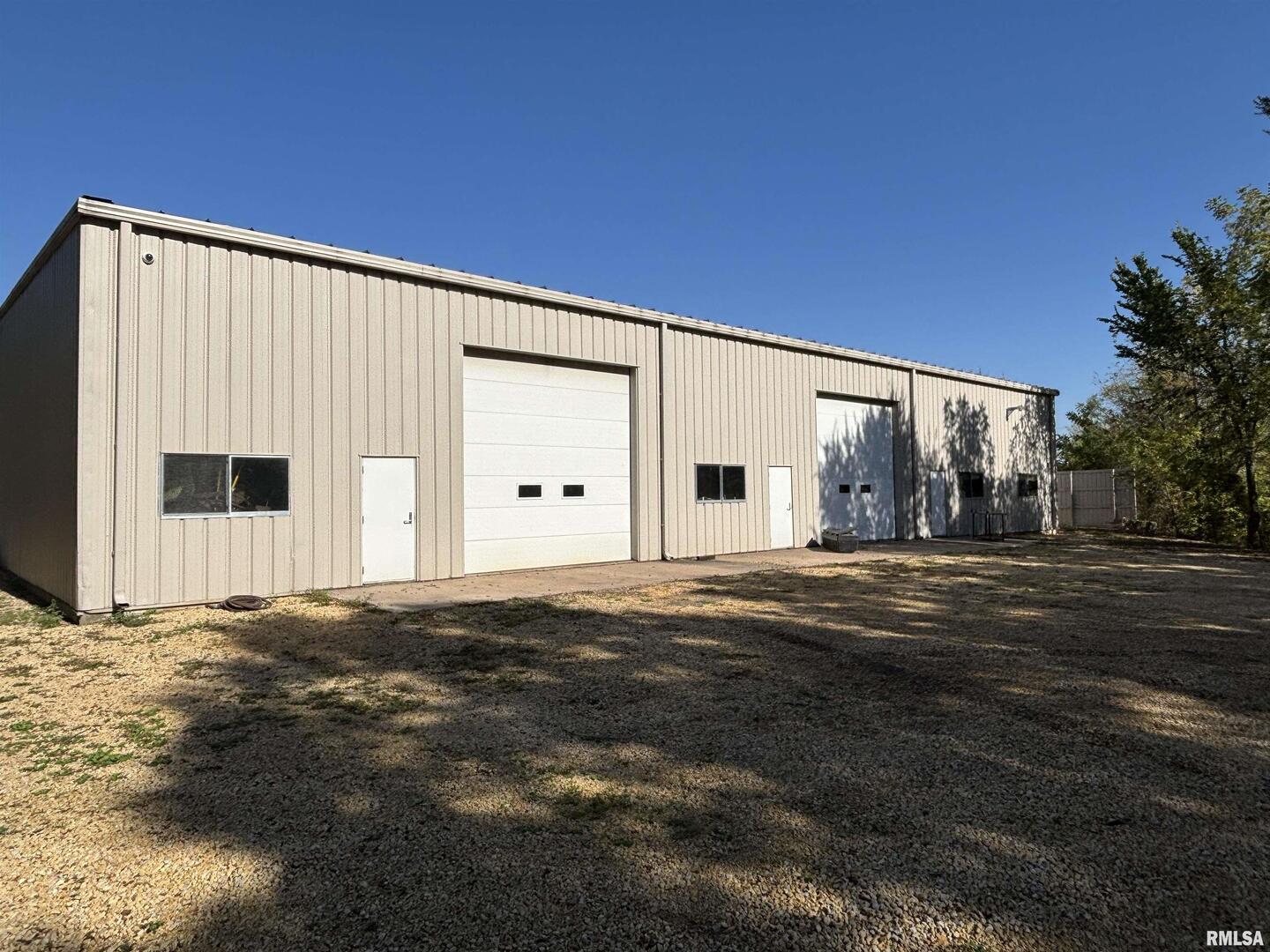 2301 MANUFACTURING Drive, Clinton, IA 52732