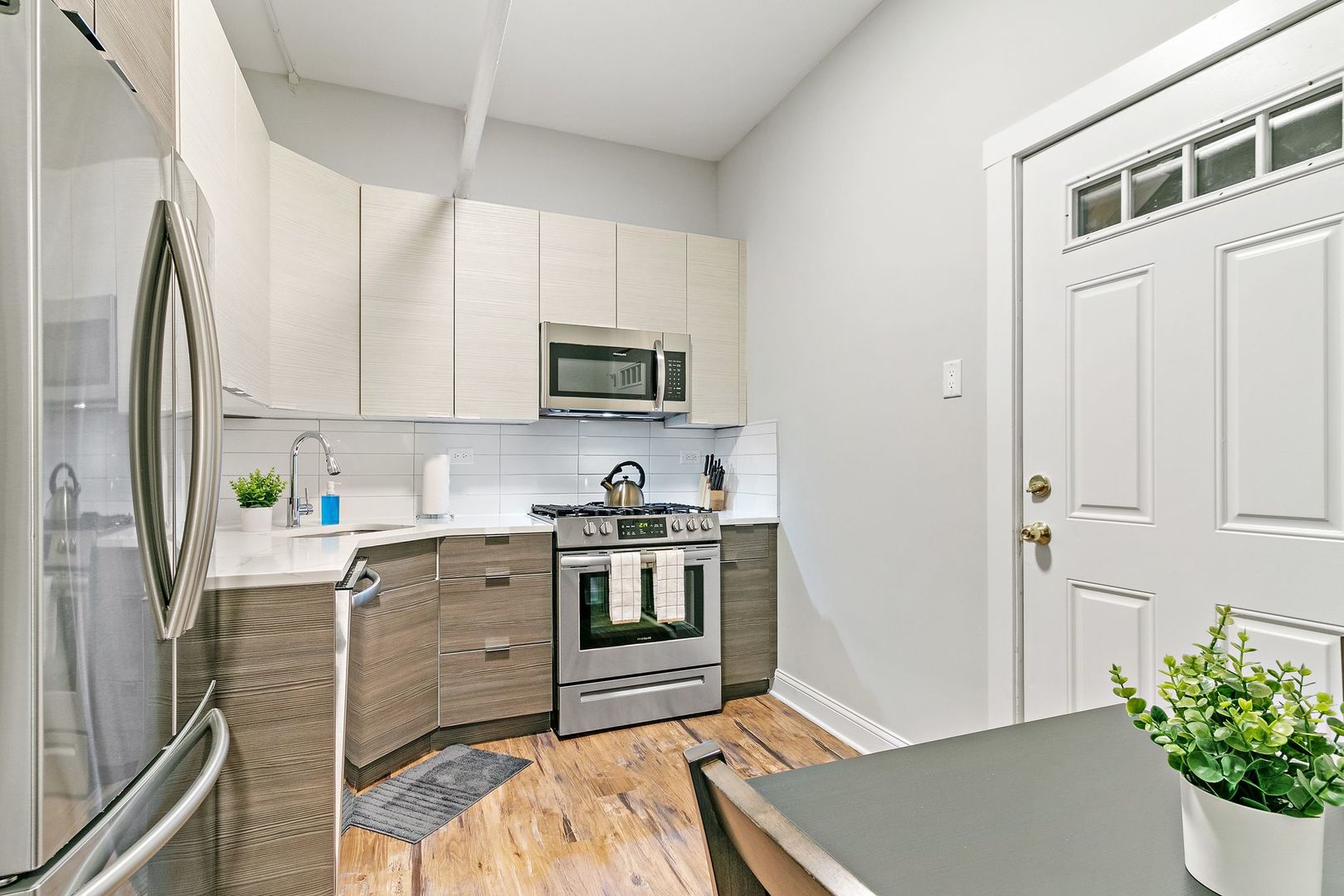 635 ROSCOE Street, Chicago, IL 60657