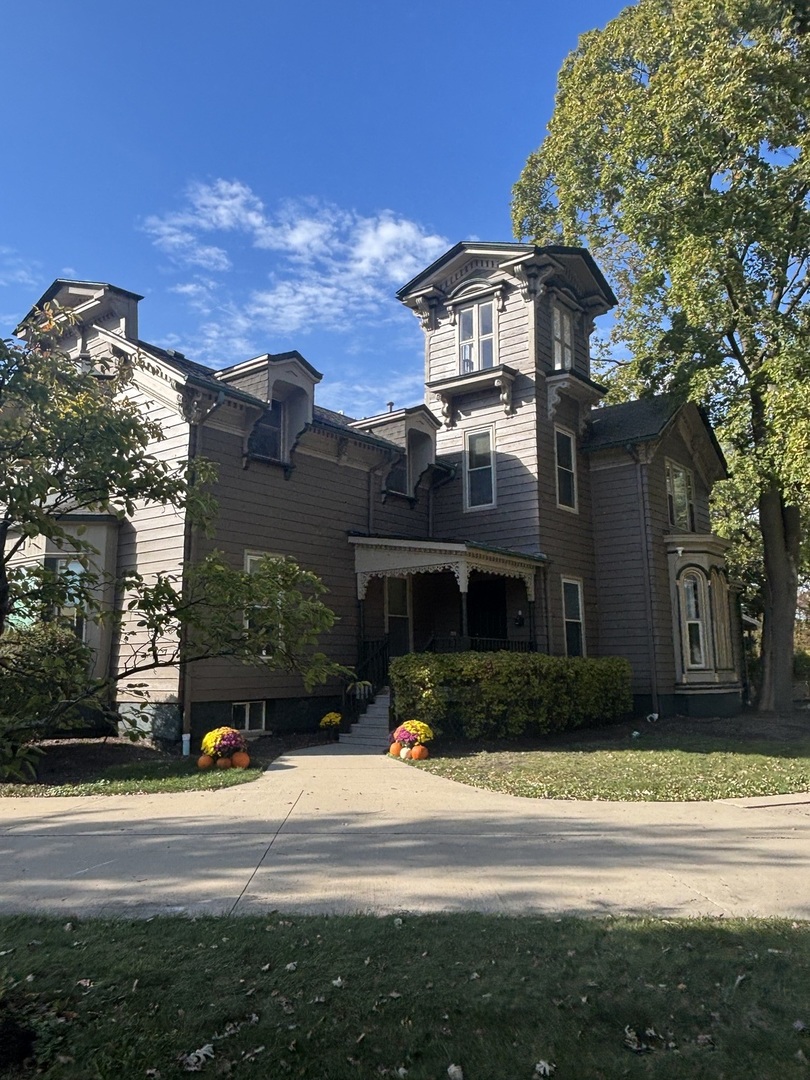 40 Mischa Court, Lake Zurich, IL 60047