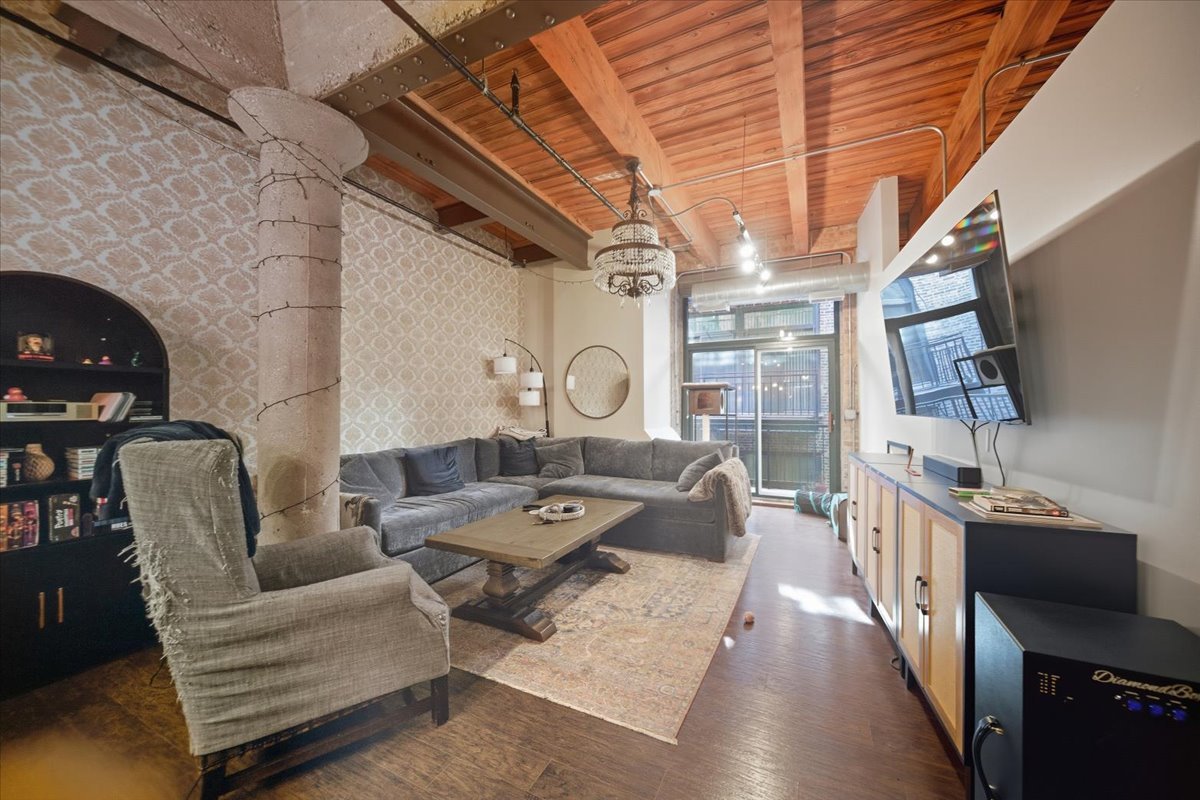 420 Ontario Street, Chicago, IL 60654