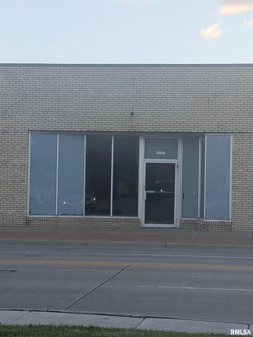 3158 AVENUE OF THE CITIES Avenue, Moline, IL 61265