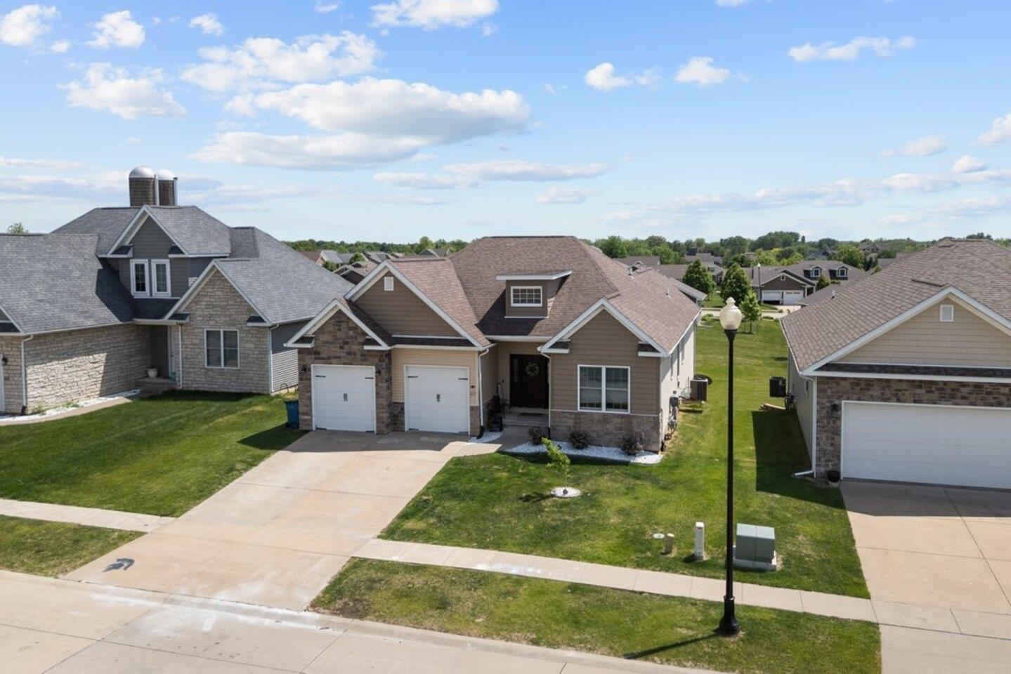 67 Cobblestone Lane, Le Claire, IA 52753