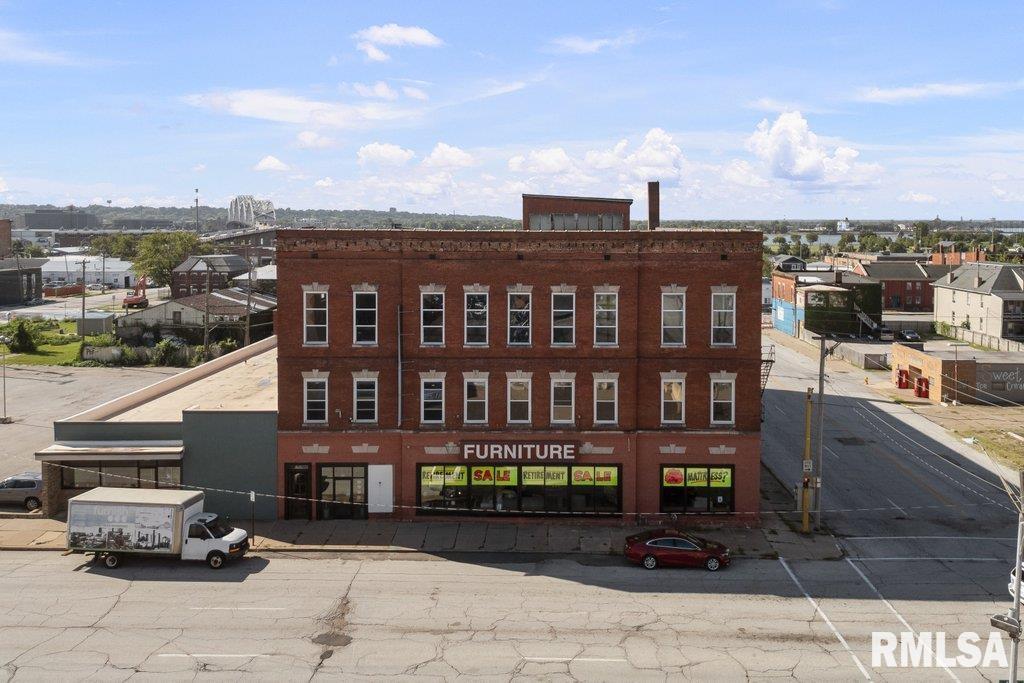 825 4TH Street, Davenport, IA 52802